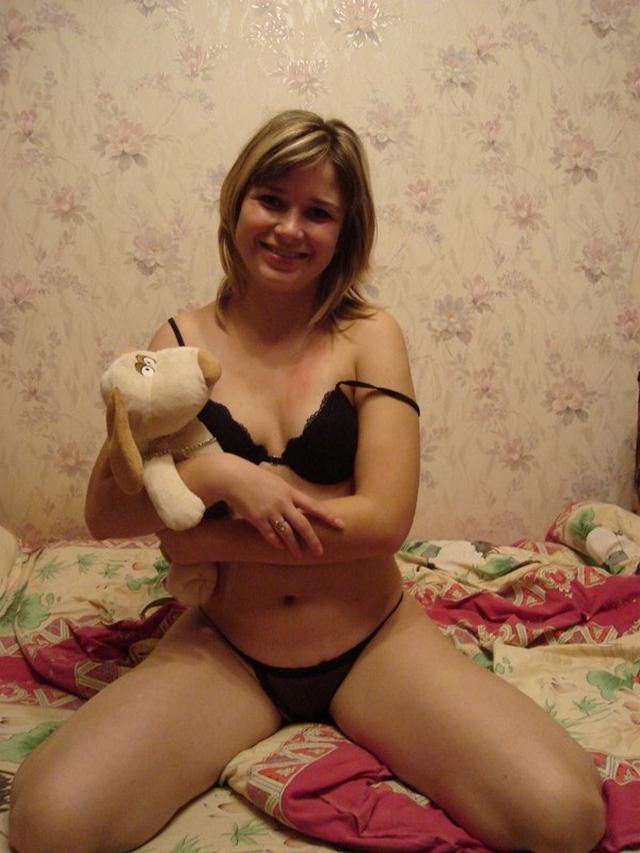 Молодая жена готовится к вечернему сексу с мужем - секс порно фото