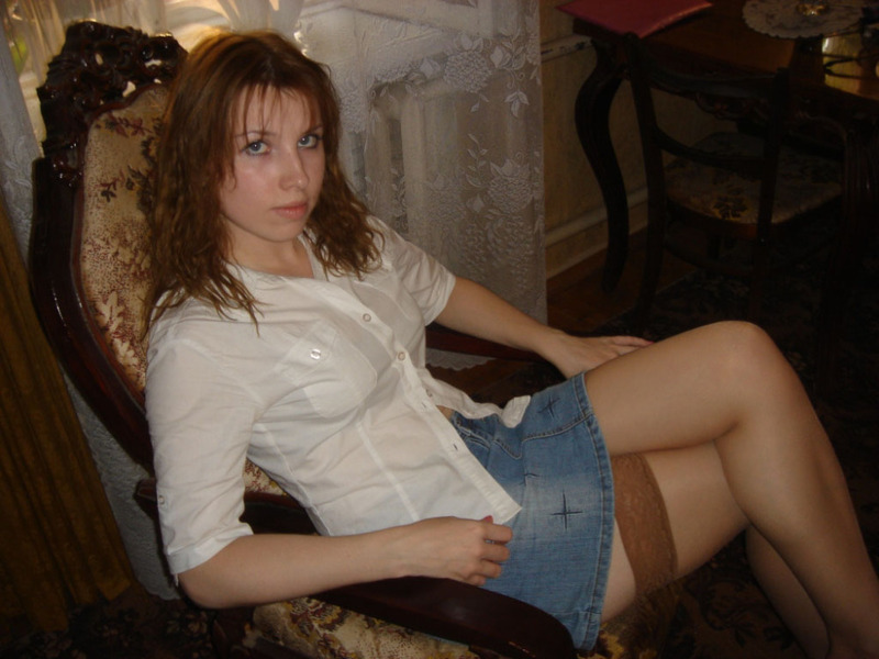 20-летняя жена раздевается дома для семейного архива - секс порно фото
