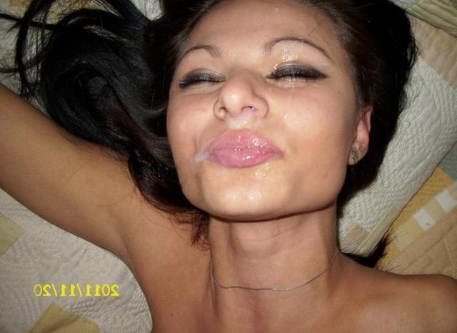 Милашка принимает на лицо сперму после минета бойфренду - секс порно фото