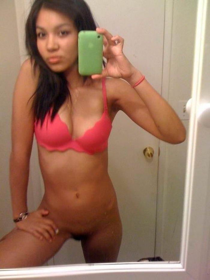 Милые девушки фотографируют свои сиськи в ванной - секс порно фото