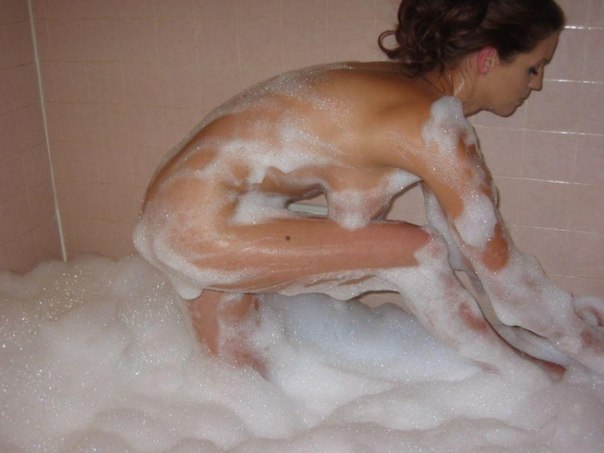 Грудастая цыпочка принимает ванну с пенной - секс порно фото