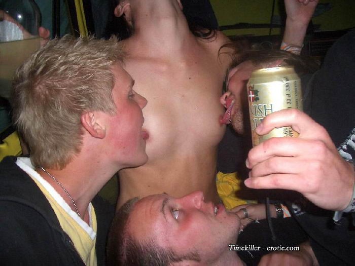 Пьяные телки показывает свои сиськи на вечеринке - секс порно фото