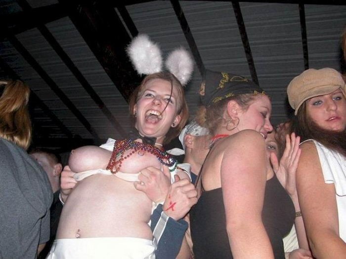 Пьяные телки показывает свои сиськи на вечеринке - секс порно фото