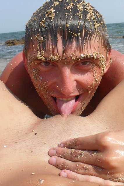 Голая брюнетка позирует на берегу моря - секс порно фото