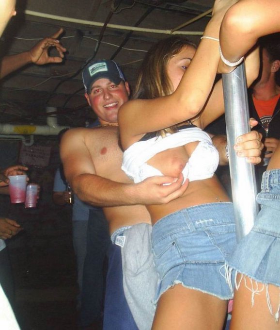 Пьяные телки показывают голые сиськи в клубе - секс порно фото