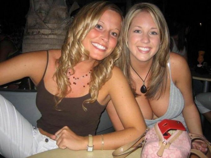 Пьяные телки показывают голые сиськи в клубе - секс порно фото