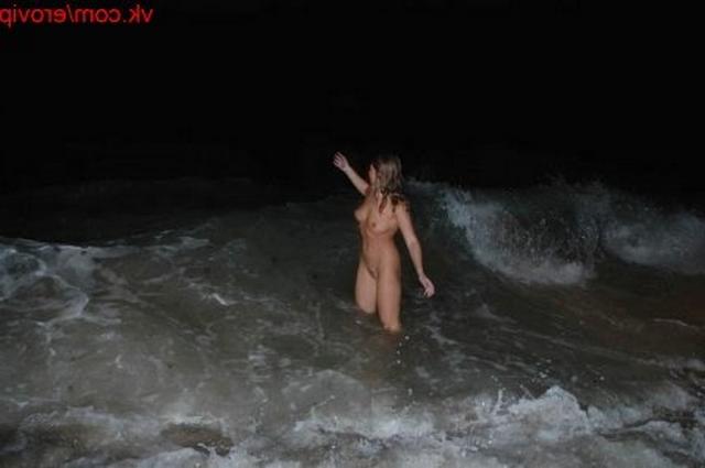 Лесбийские ласки стройных девиц на ночном пляже - секс порно фото