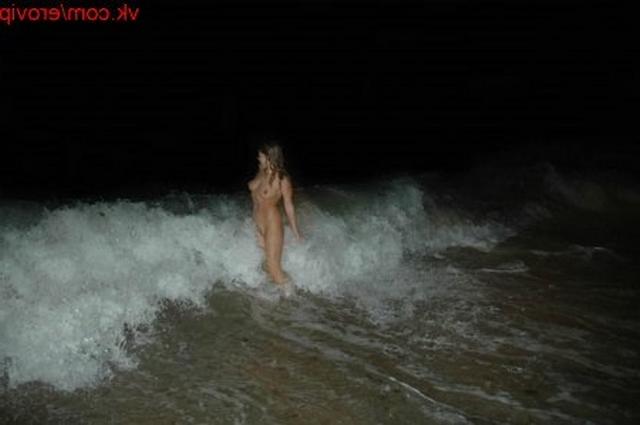 Лесбийские ласки стройных девиц на ночном пляже - секс порно фото