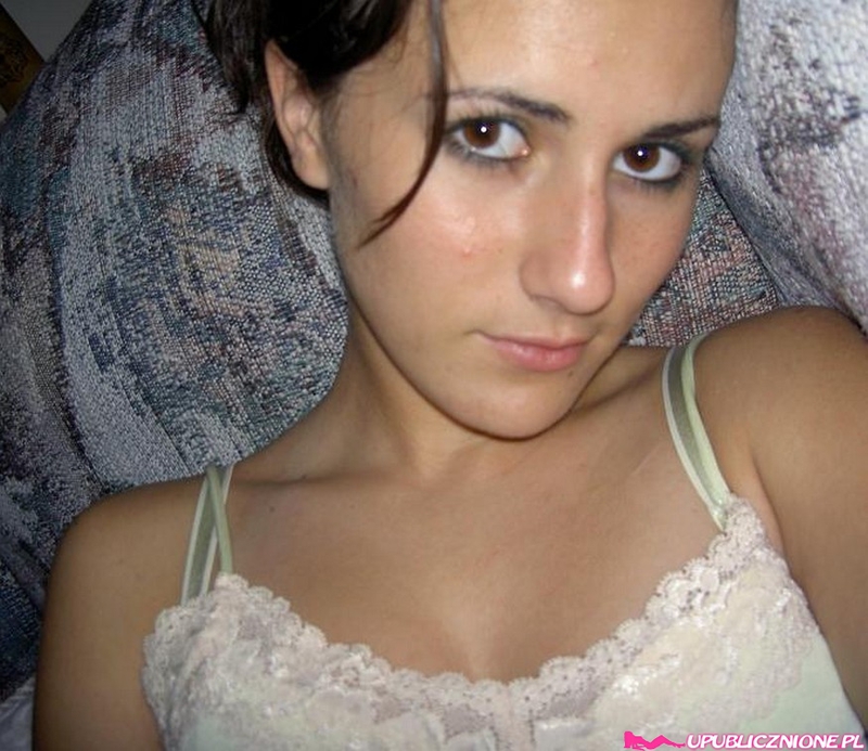 Молодая брюнетка моется в душе перед вебкой - секс порно фото