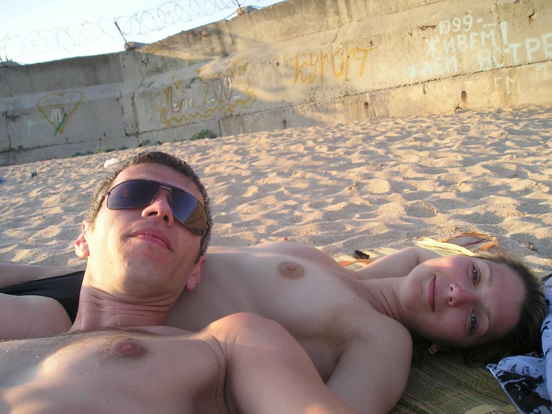 Подружка показывает парню голые сиськи на пляже - секс порно фото
