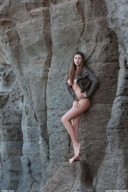 Эромодель с большой натуральной грудью позирует в скалах оголив - секс порно фото