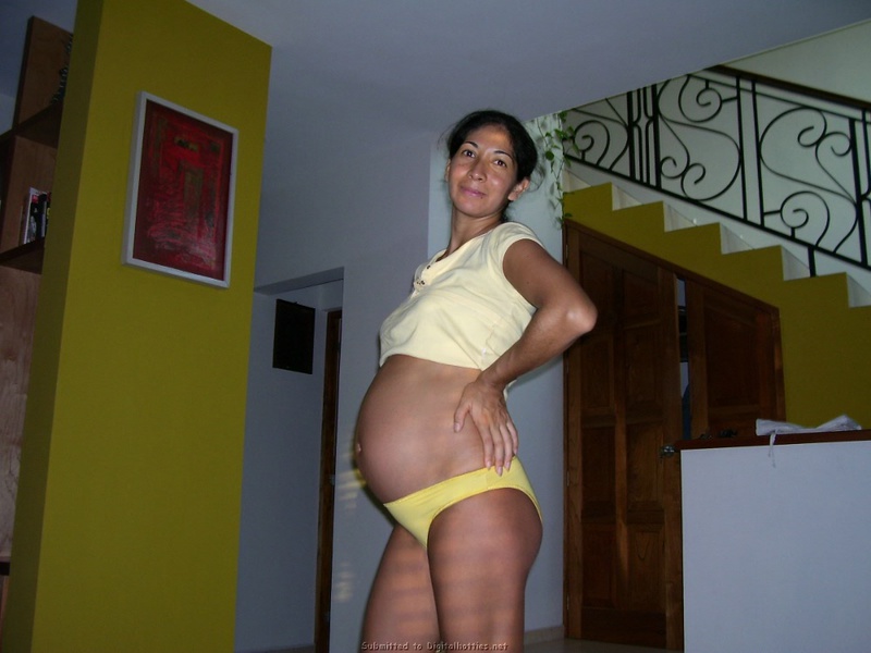 Частные снимки беременной латинки в трусиках дома - секс порно фото