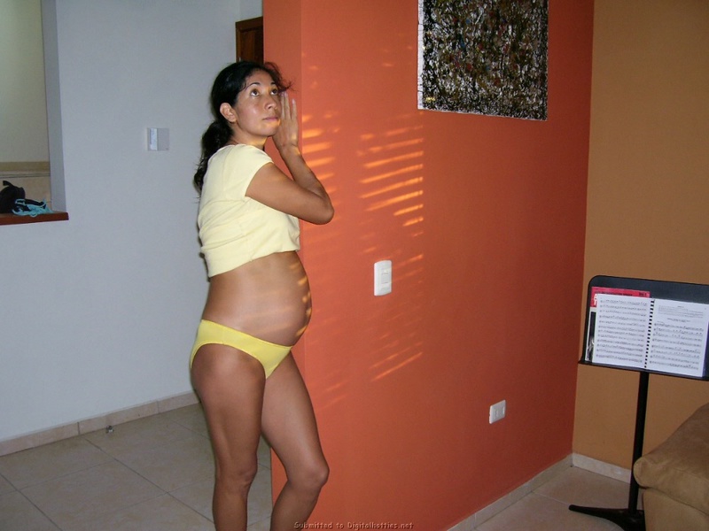 Частные снимки беременной латинки в трусиках дома - секс порно фото
