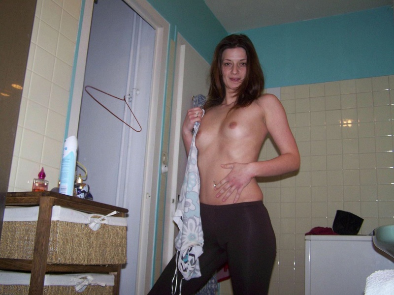 Красивая малышка фотографируется дома без одежды - секс порно фото