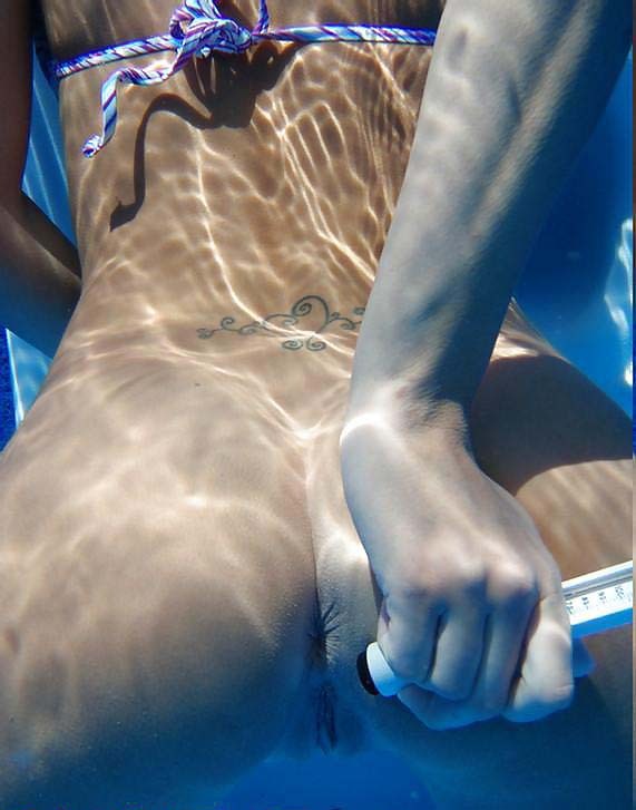 Молодая девушка с широкими бедрами шалит с парнем под водой - секс порно фото