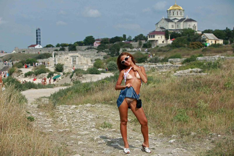 Загорелая туристка без трусиков под юбкой на экскурсии - секс порно фото