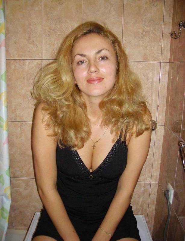 Русская мамочка с большой попкой позирует в униформе служанки - секс порно фото