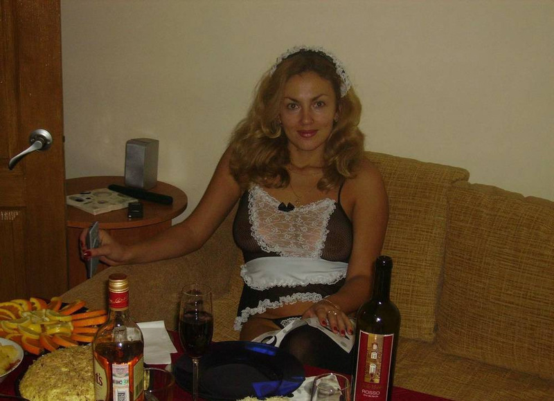 Русская мамочка с большой попкой позирует в униформе служанки - секс порно фото